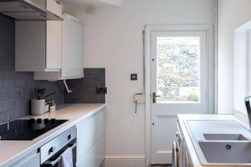 Stylish & Spacious City Centre 3-Bedroom Townhouse - Sleeps 6 Canterbury Eksteriør bilde
